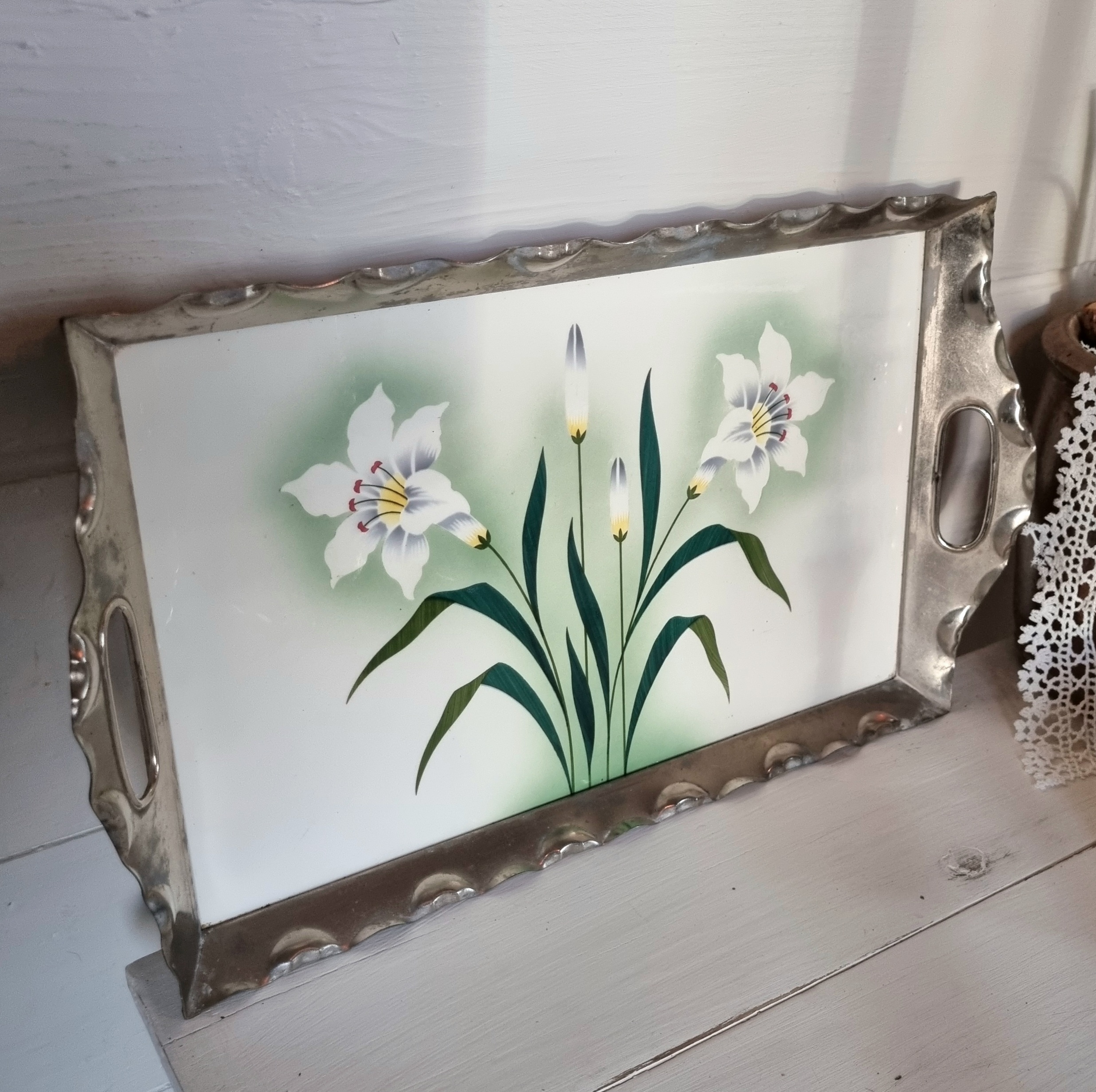 Romantisk porcelæns bakke med smukt motiv