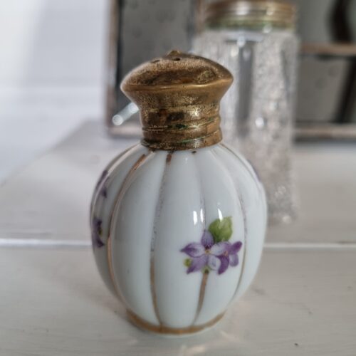 Strøer i porcelæn med messing top – virkelig dekorativ