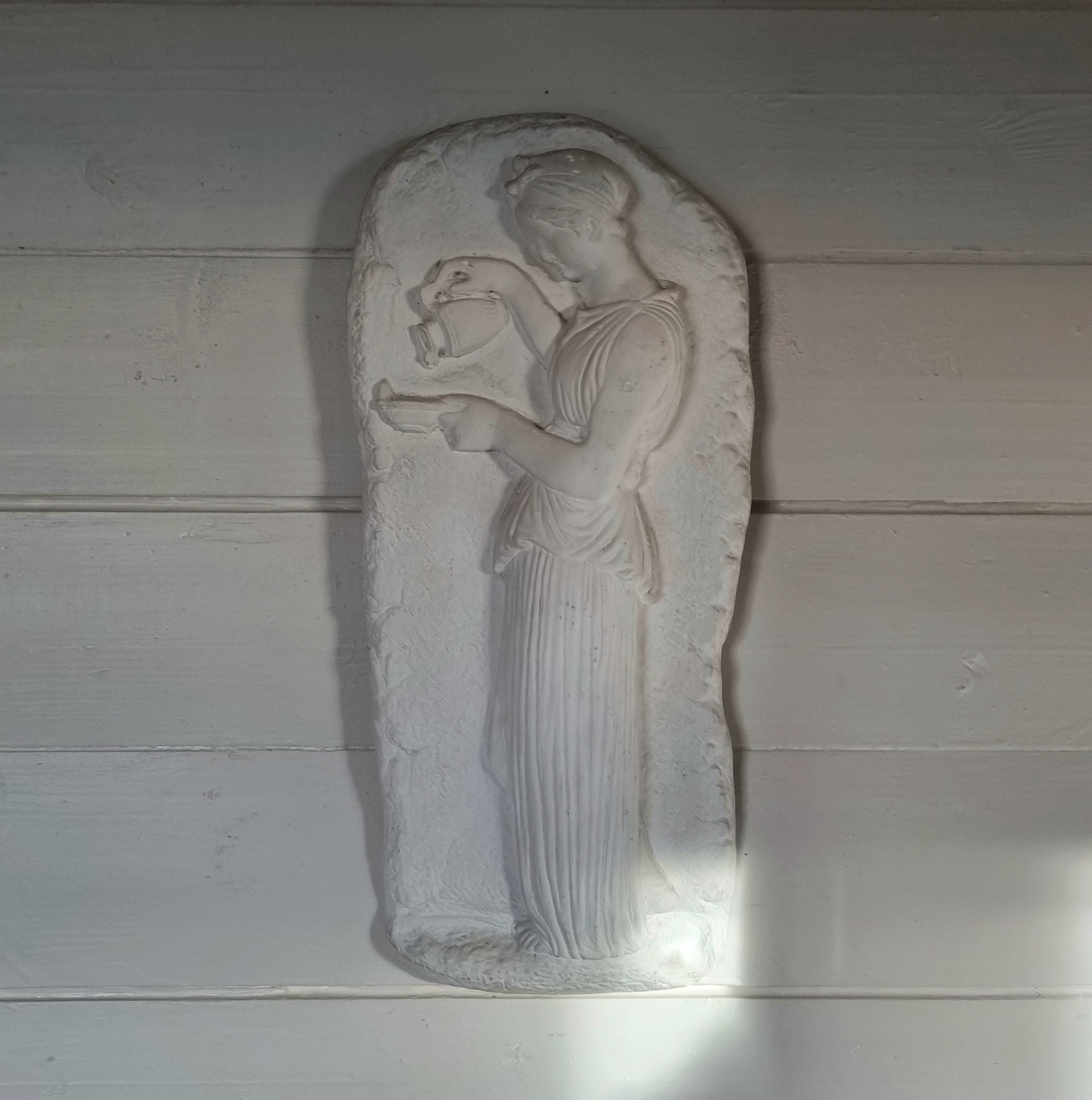 Smukt vægrelief "Kvinde med Kande"