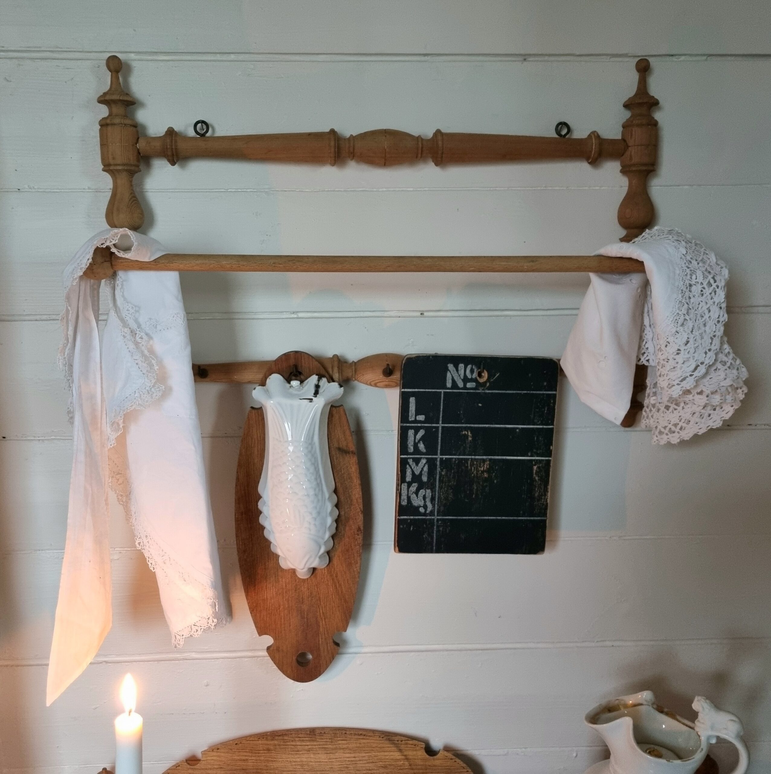 Fin gammel knagerække med stang og små kroge