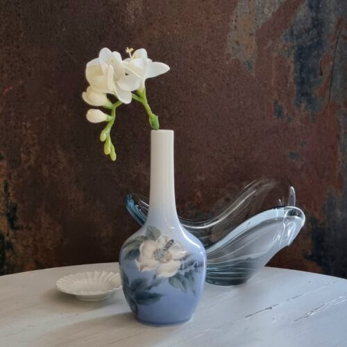 Royal Copenhagen vase 1659 43b Bi og Blomst