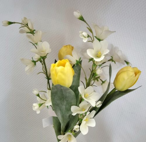 Smukke gule Tulipaner og fine hvide Klokkeblomster