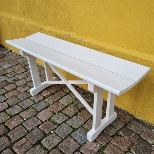 Hvidmalet romantisk gammel bænk