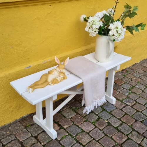 Hvidmalet romantisk gammel bænk