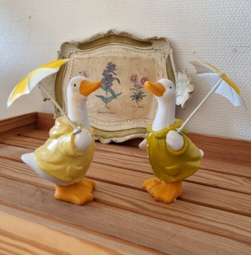 Sød stor påskeand med paraply