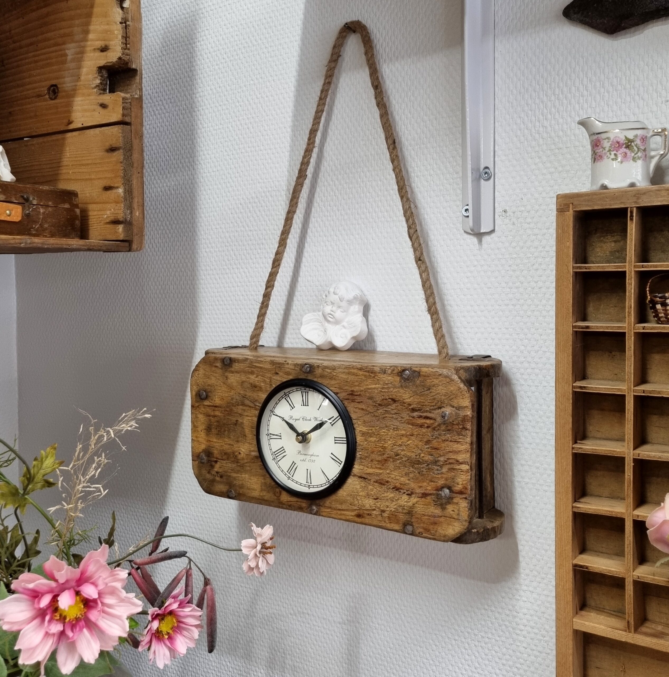 Flot vægur i murstensform ophængt i reb