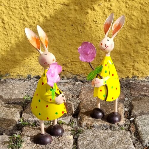 Søde påskeharer med blomst – håndlavet