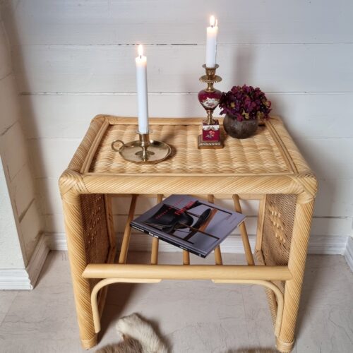 Flot bambus bord med hylde – i fin stand