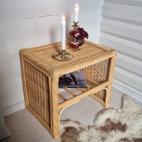 Flot bambus bord med hylde – i fin stand