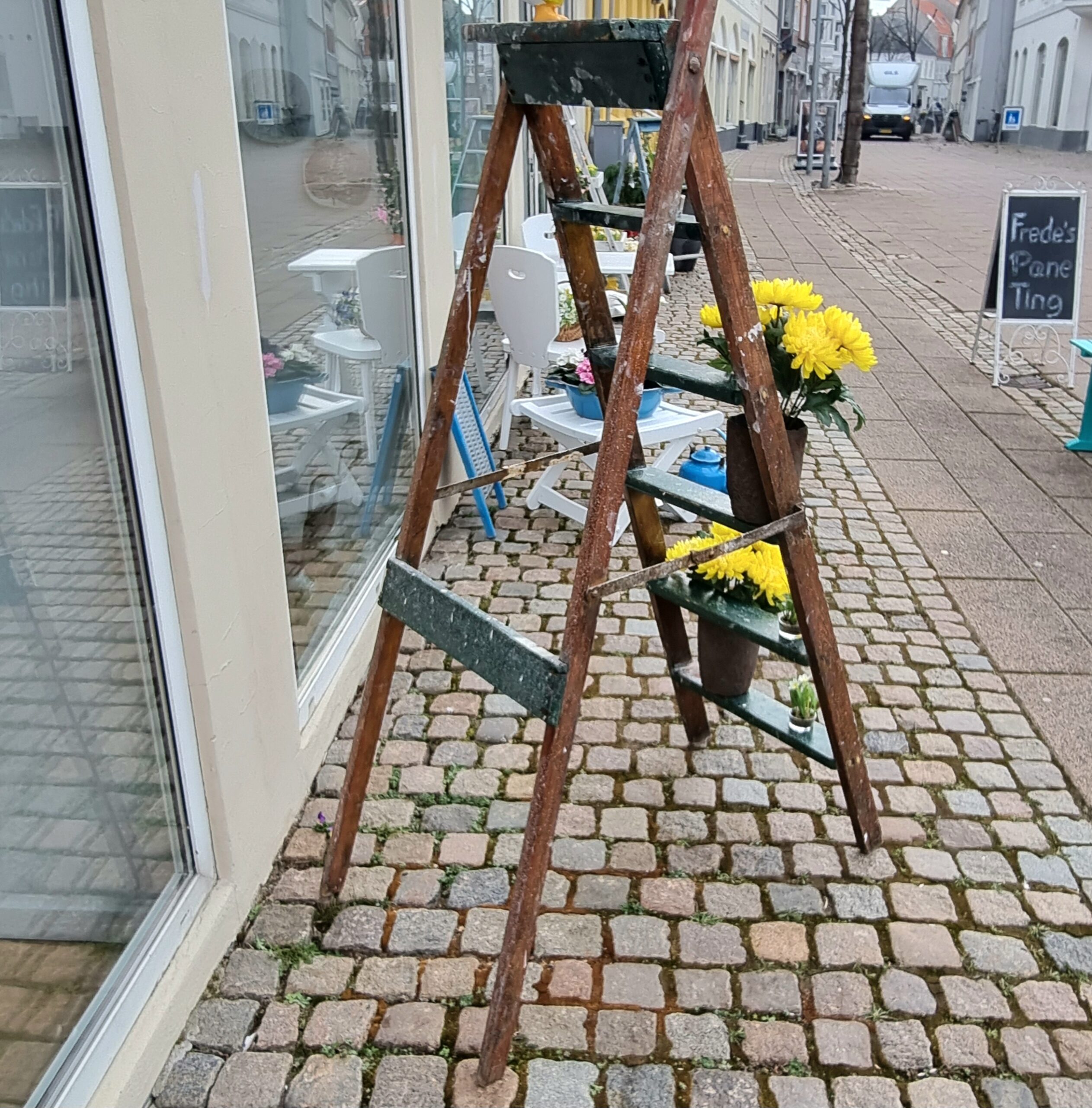 Stor gammel trappestige