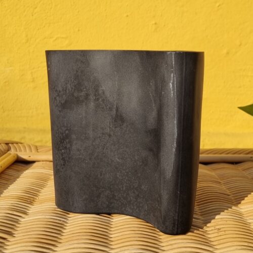 Holmegaard sort opal vase i fin stand – asymmetrisk