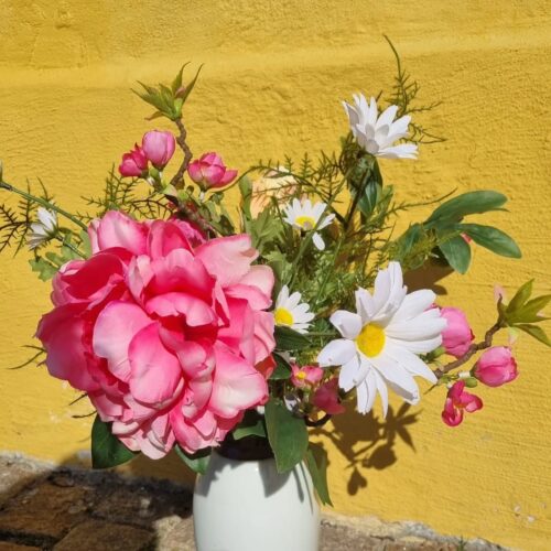En fin buket med skønne blomster og grene