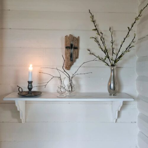 Fin hvidmalet gammel hylde i træ