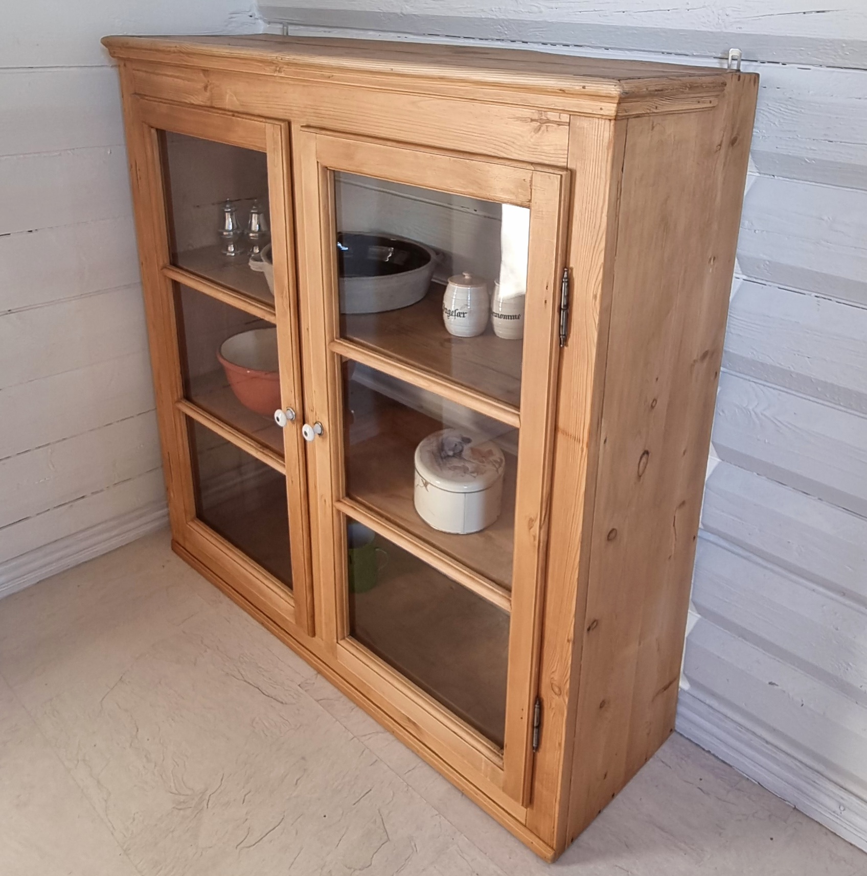 Stort flot vitrineskab