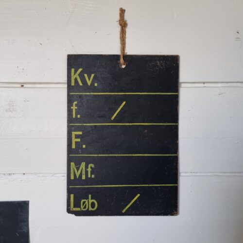 Fin kotavle i træ med inddeling og tekst