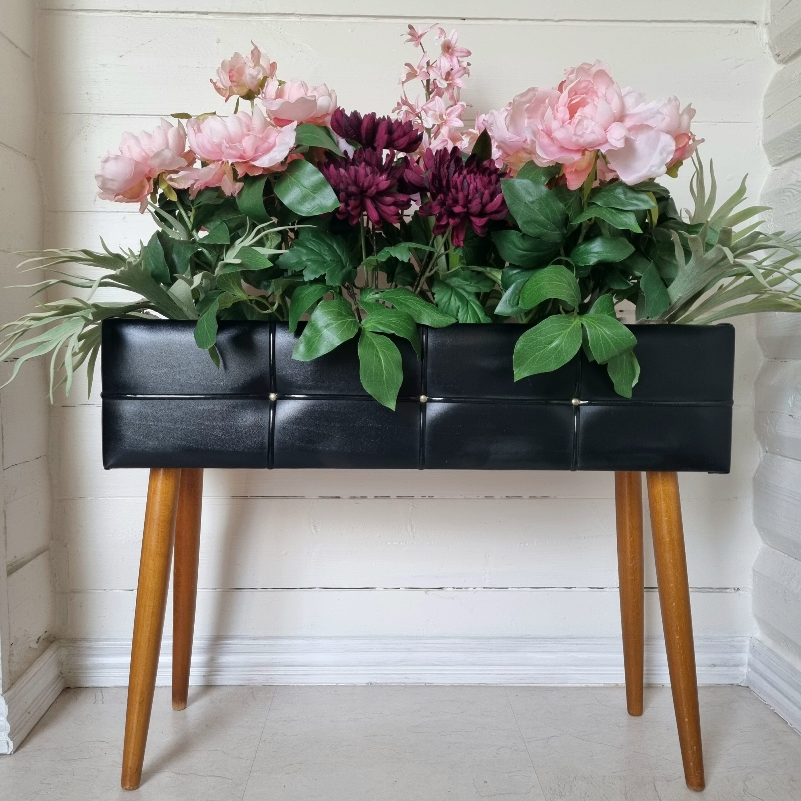 Flot retro blomster kumme på teakben