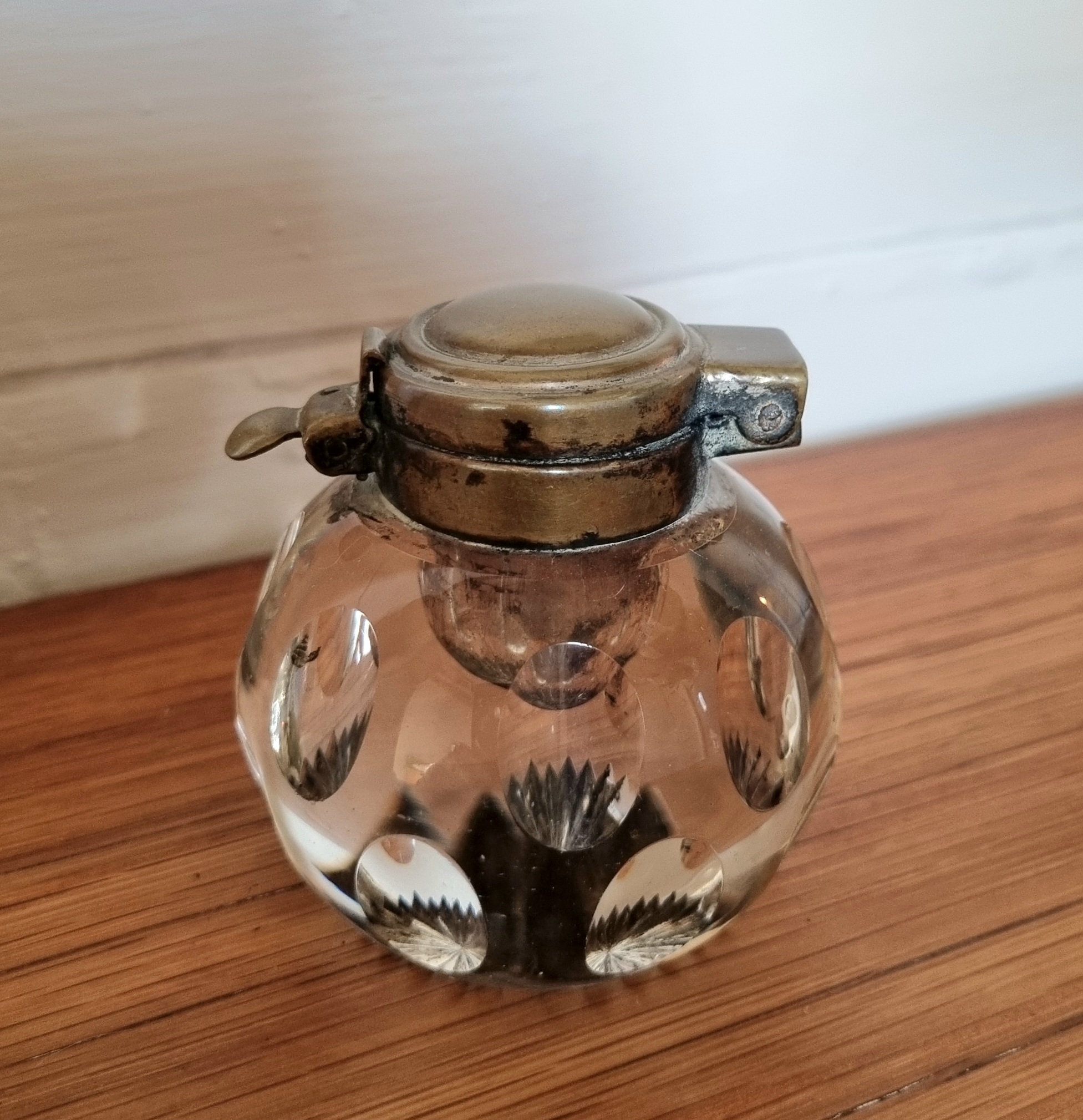 Fin gammel cigar slukker i smukt glas