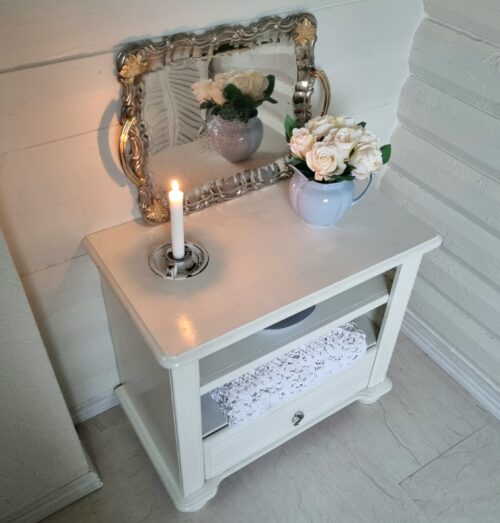Flot lille hvid reol