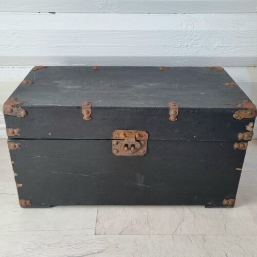 Rustik gammel trækiste med flotte beslag