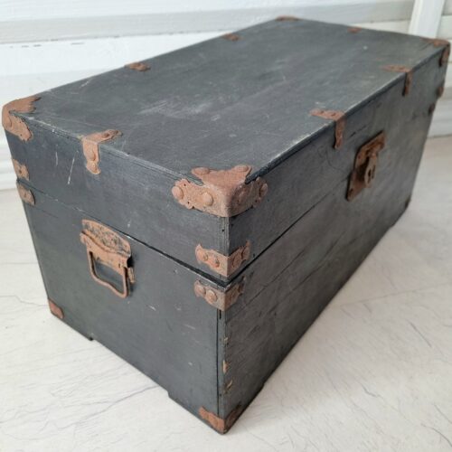 Rustik gammel trækiste med flotte beslag