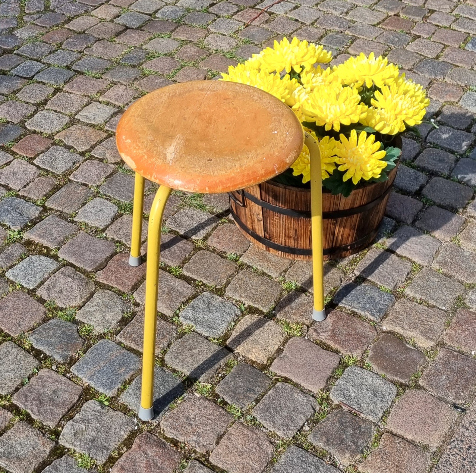 Sød retro skammel med stålben