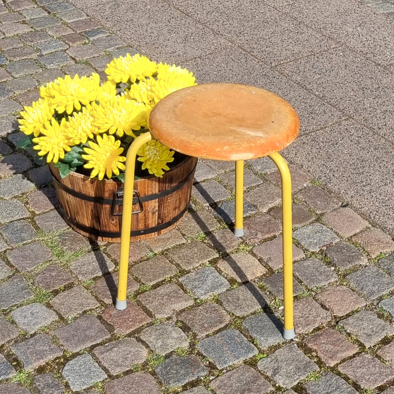 Sød retro skammel med stålben