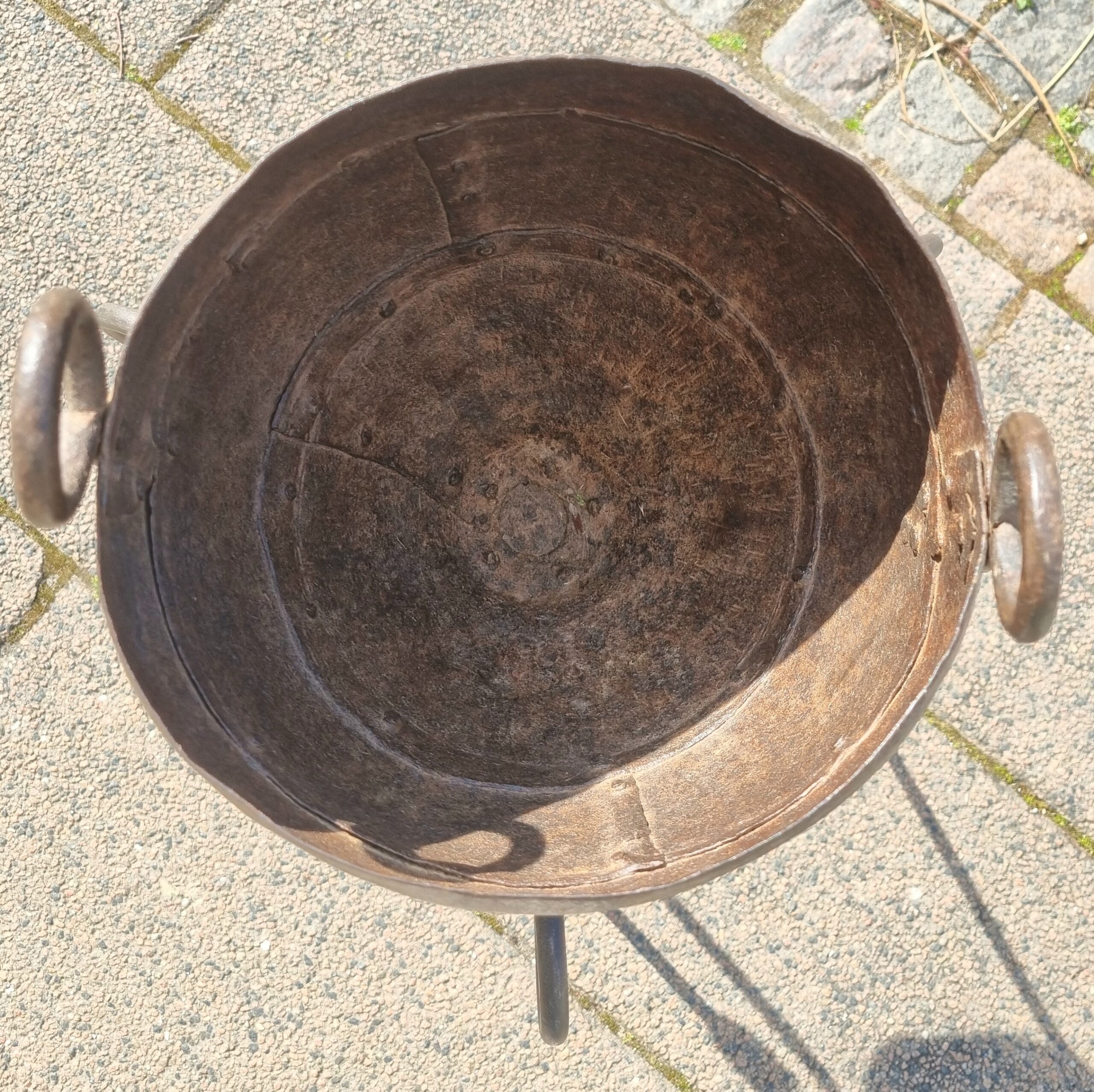 Rustik jernpotte i stativ