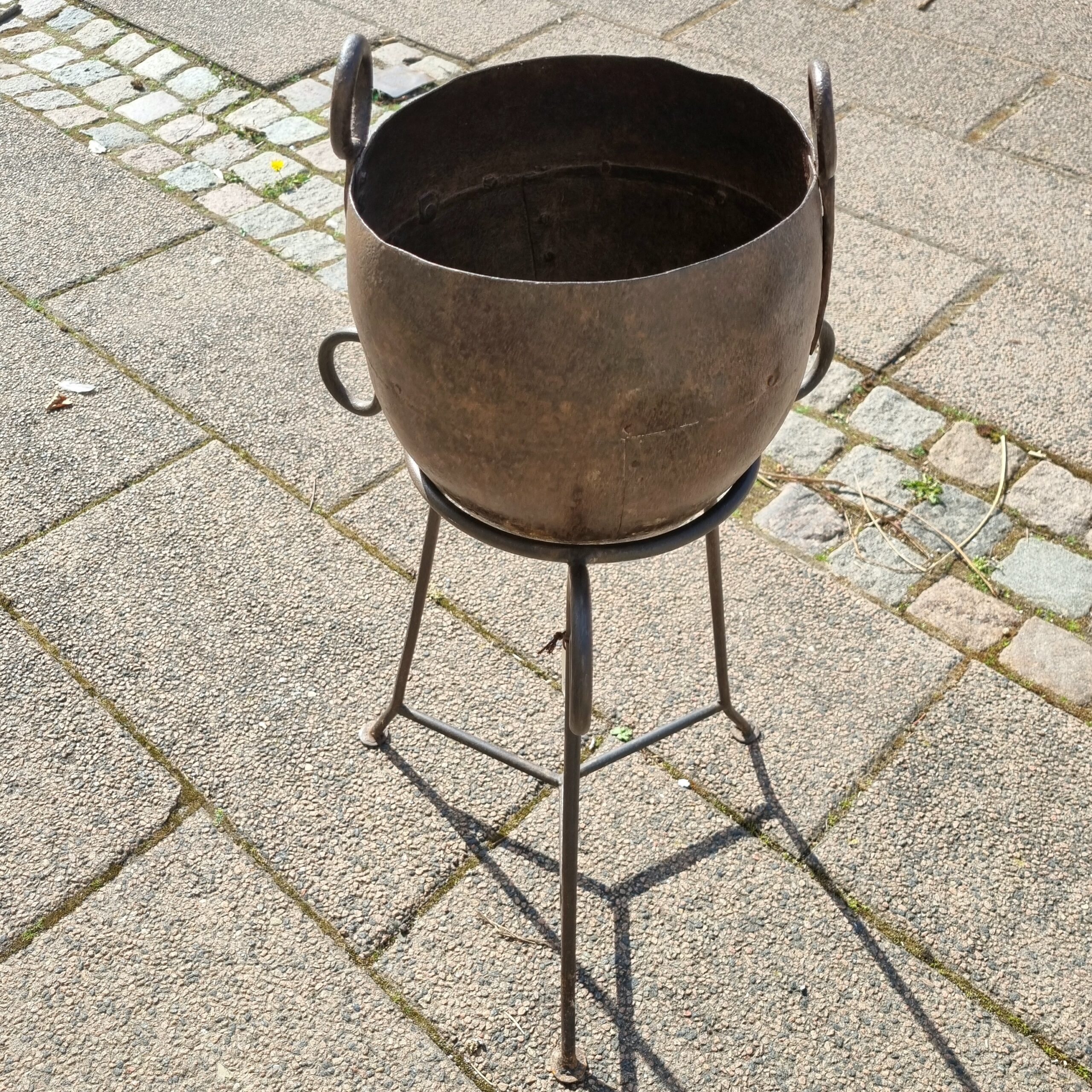 Rustik jernpotte i stativ