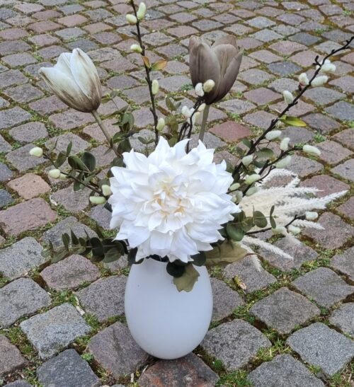 Smuk buket med bl.a stor hvid Dahlia