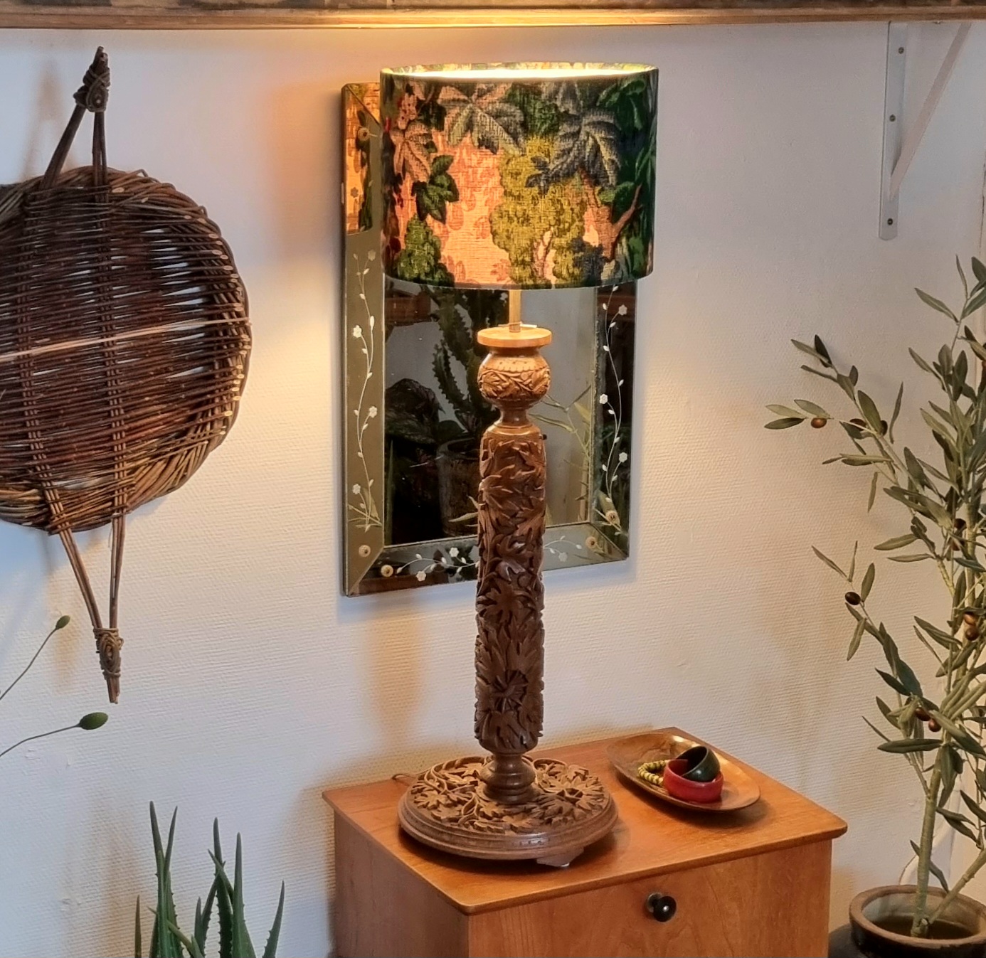 Bordlampe i udskåret træ