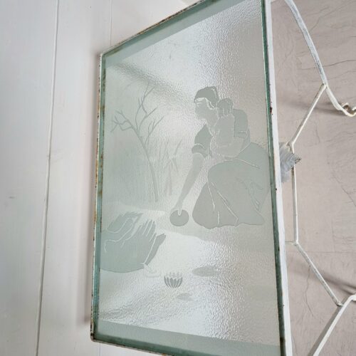 Romantisk blomsterbord med smuk glasplade