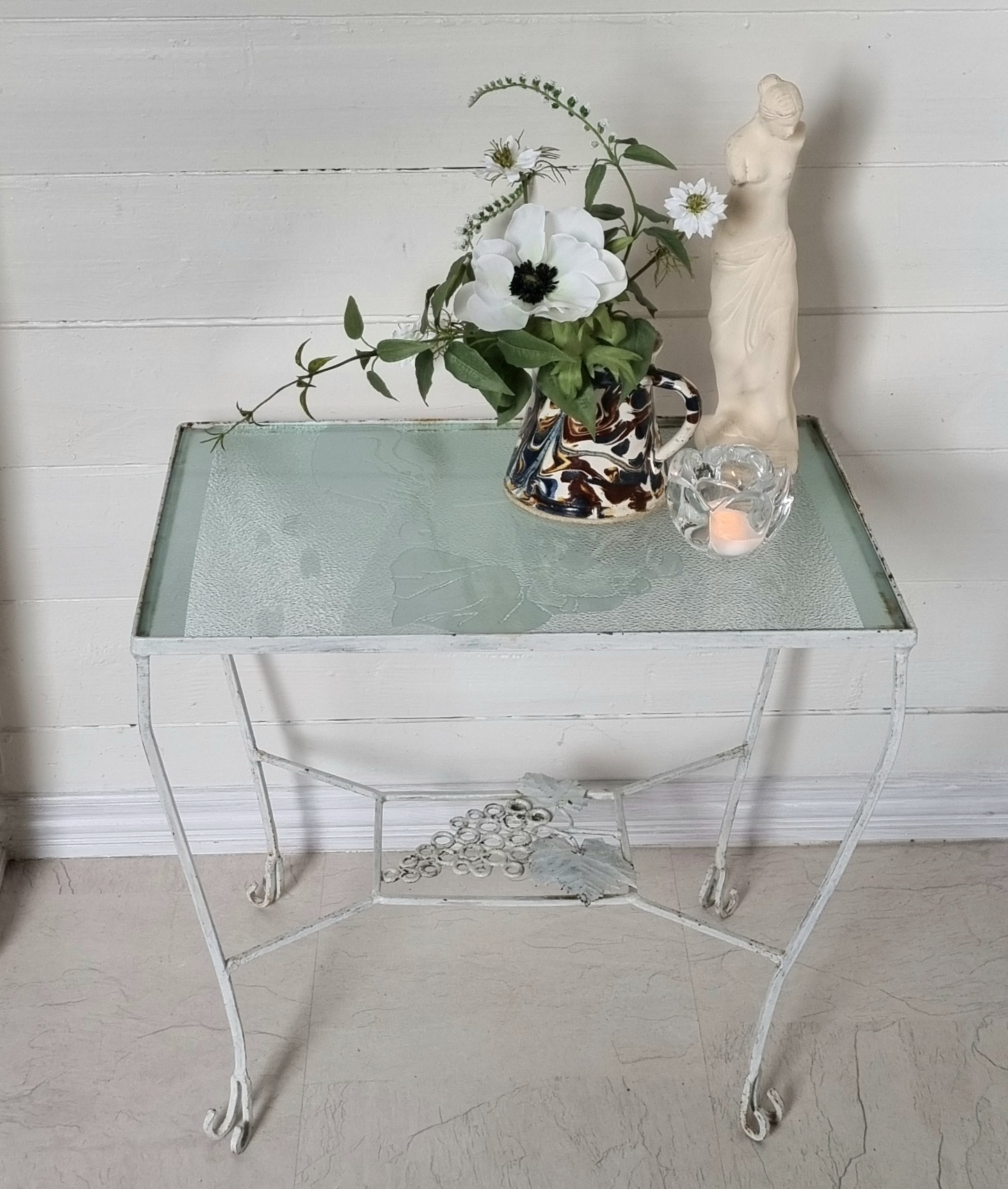 Romantisk blomsterbord med smuk glasplade