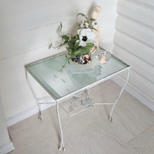 Romantisk blomsterbord med smuk glasplade