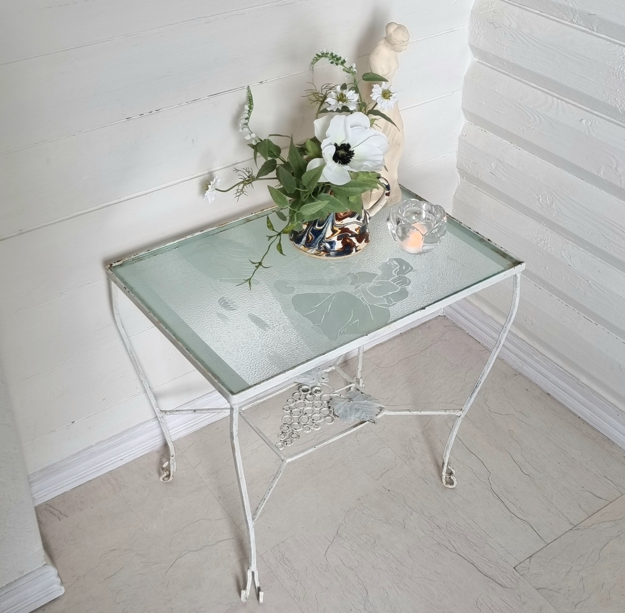 Romantisk blomsterbord med smuk glasplade