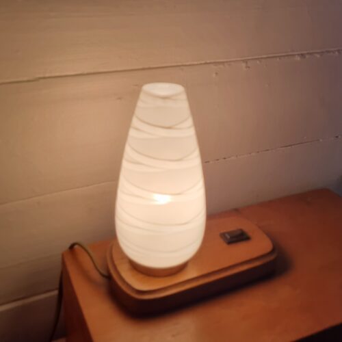Retro bordlampe i træ med glasskærm af Paul Neuhaus