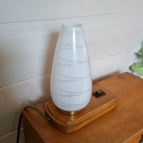 Retro bordlampe i træ med glasskærm af Paul Neuhaus