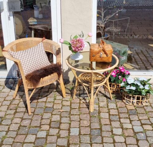 En plads i solen ved Frede's butik