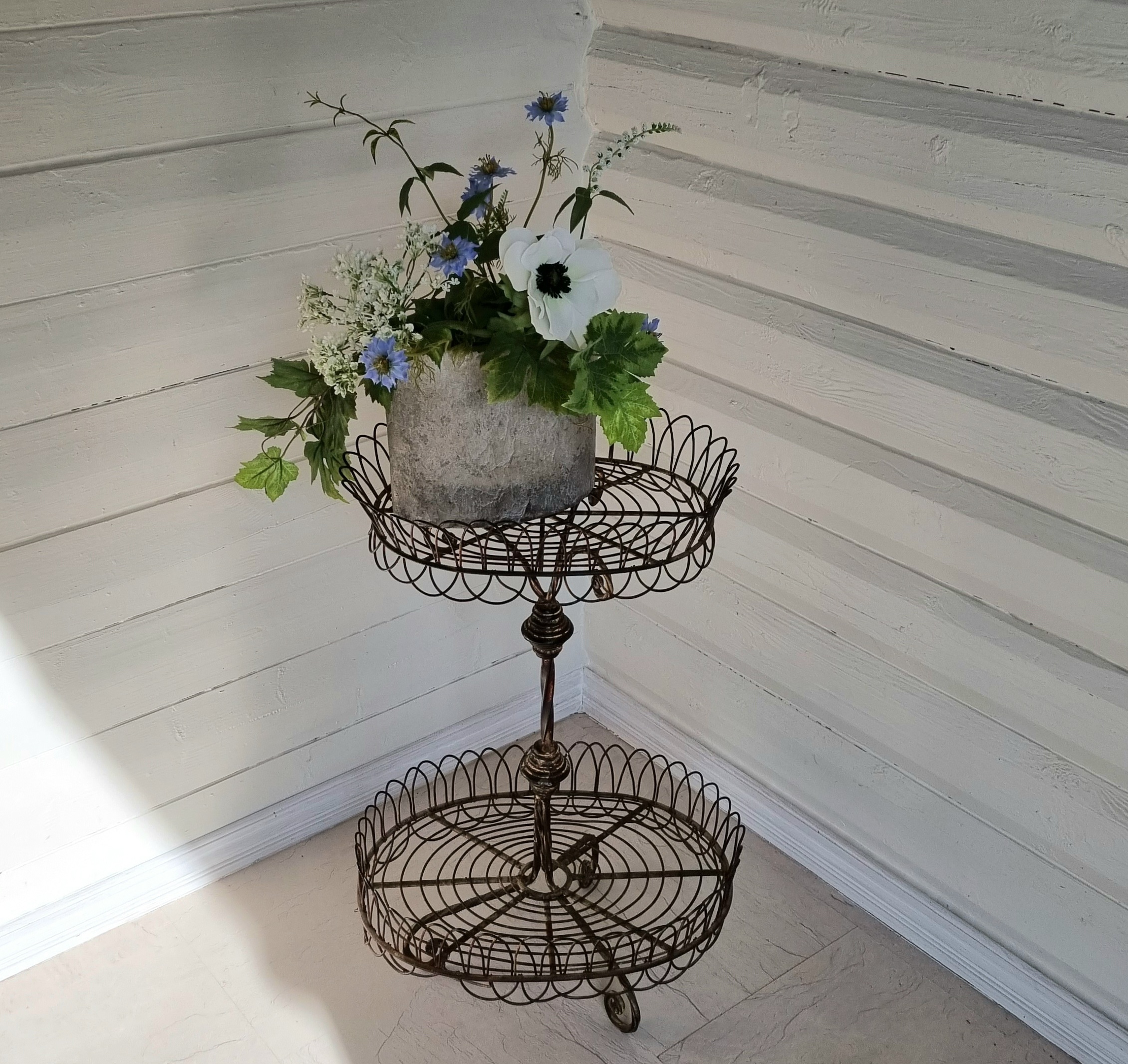 Romantisk blomsterbord i 2 etager