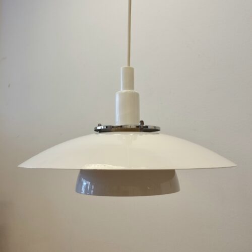 Flot loftlampe i hvidt metal med krom – i fin stand