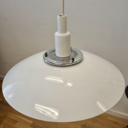 Flot loftlampe i hvidt metal med krom – i fin stand