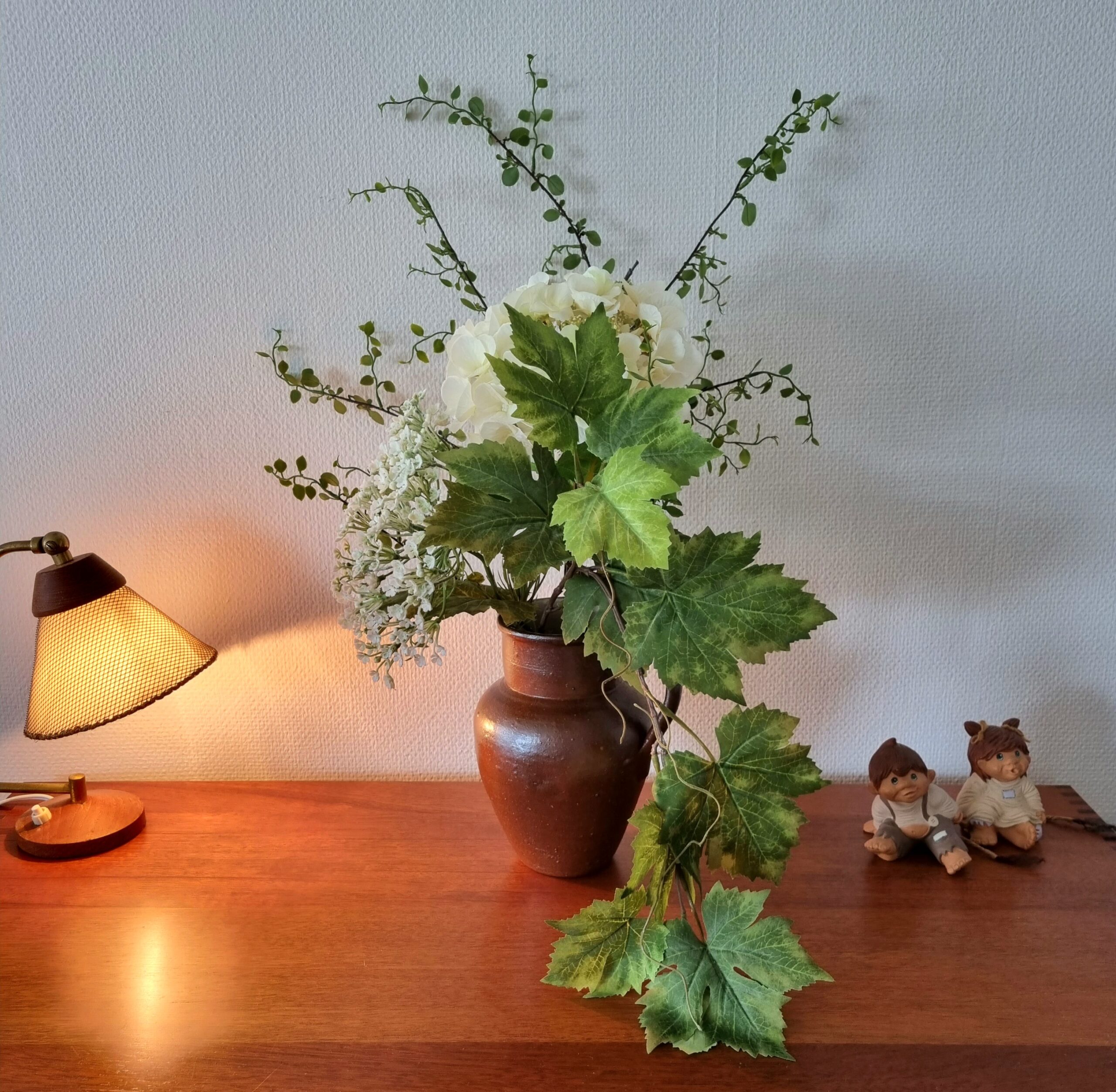 Smuk buket med flotte grene og blomster