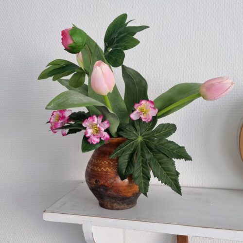 Smuk buket med Tulipaner og Cosmea