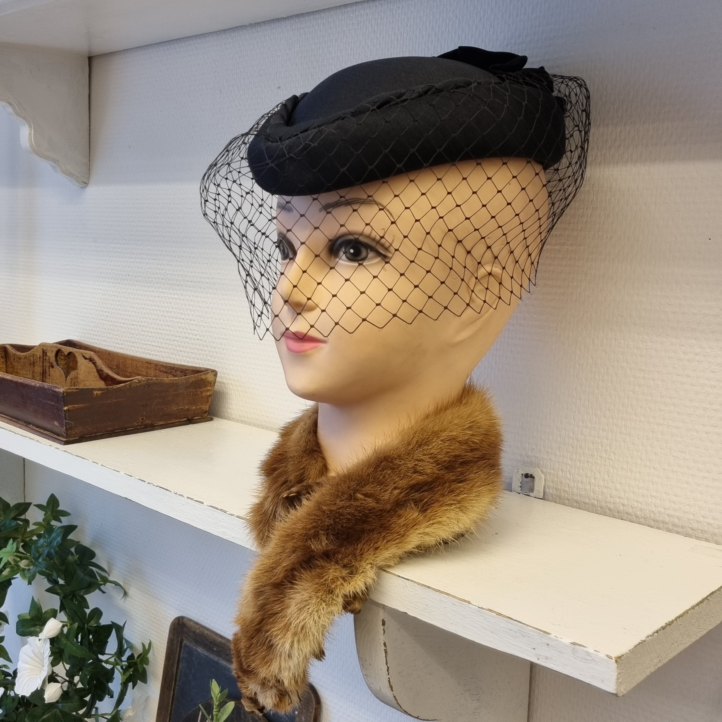 Elegant hat med slør