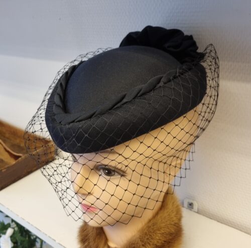 Elegant hat med slør - "pilleæske"