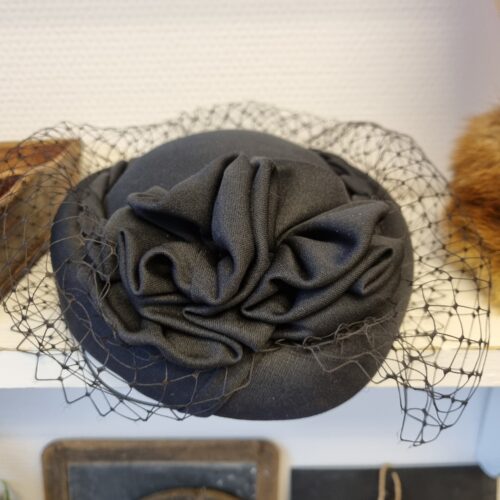Elegant hat med slør