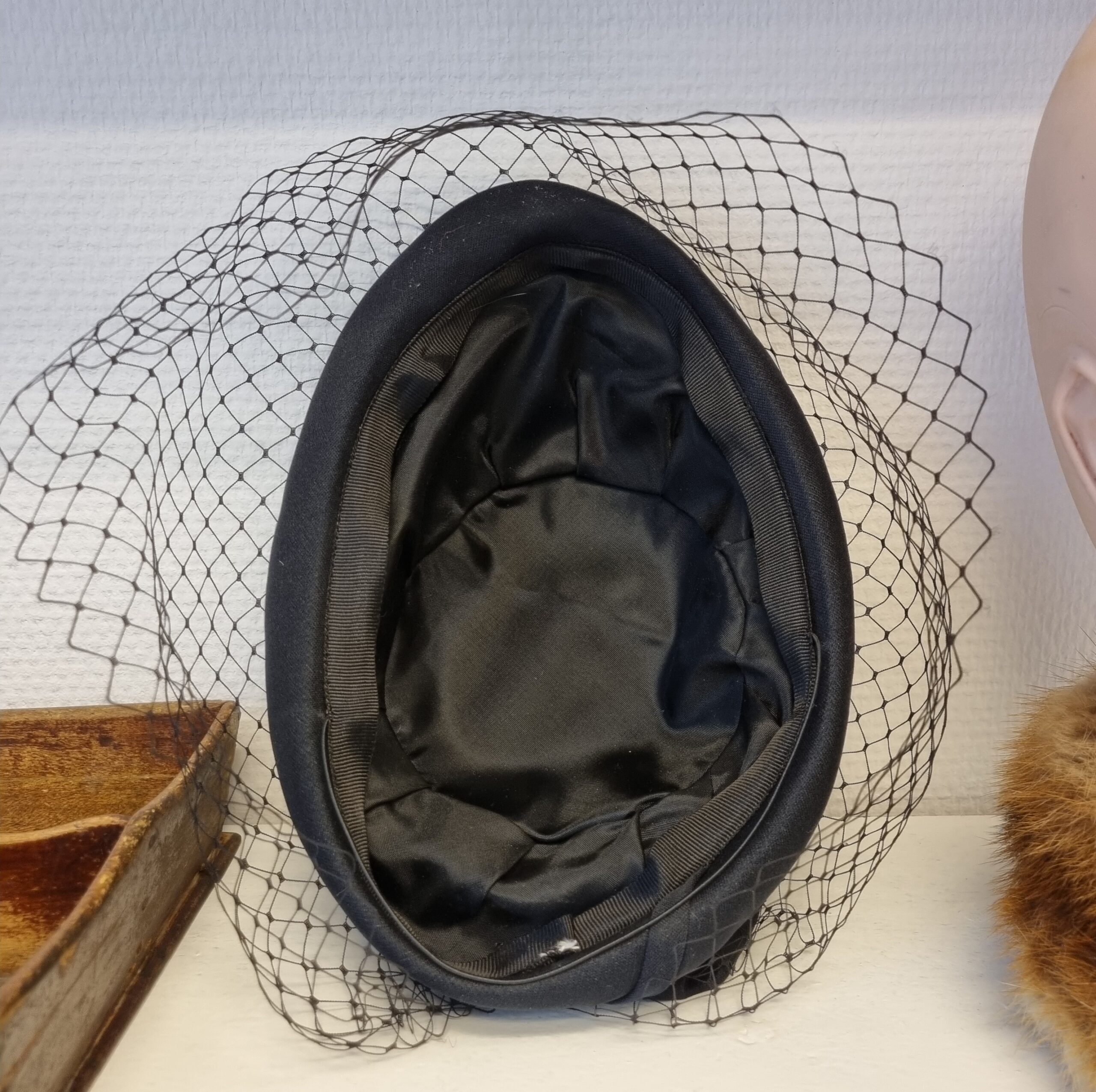 Elegant hat med slør