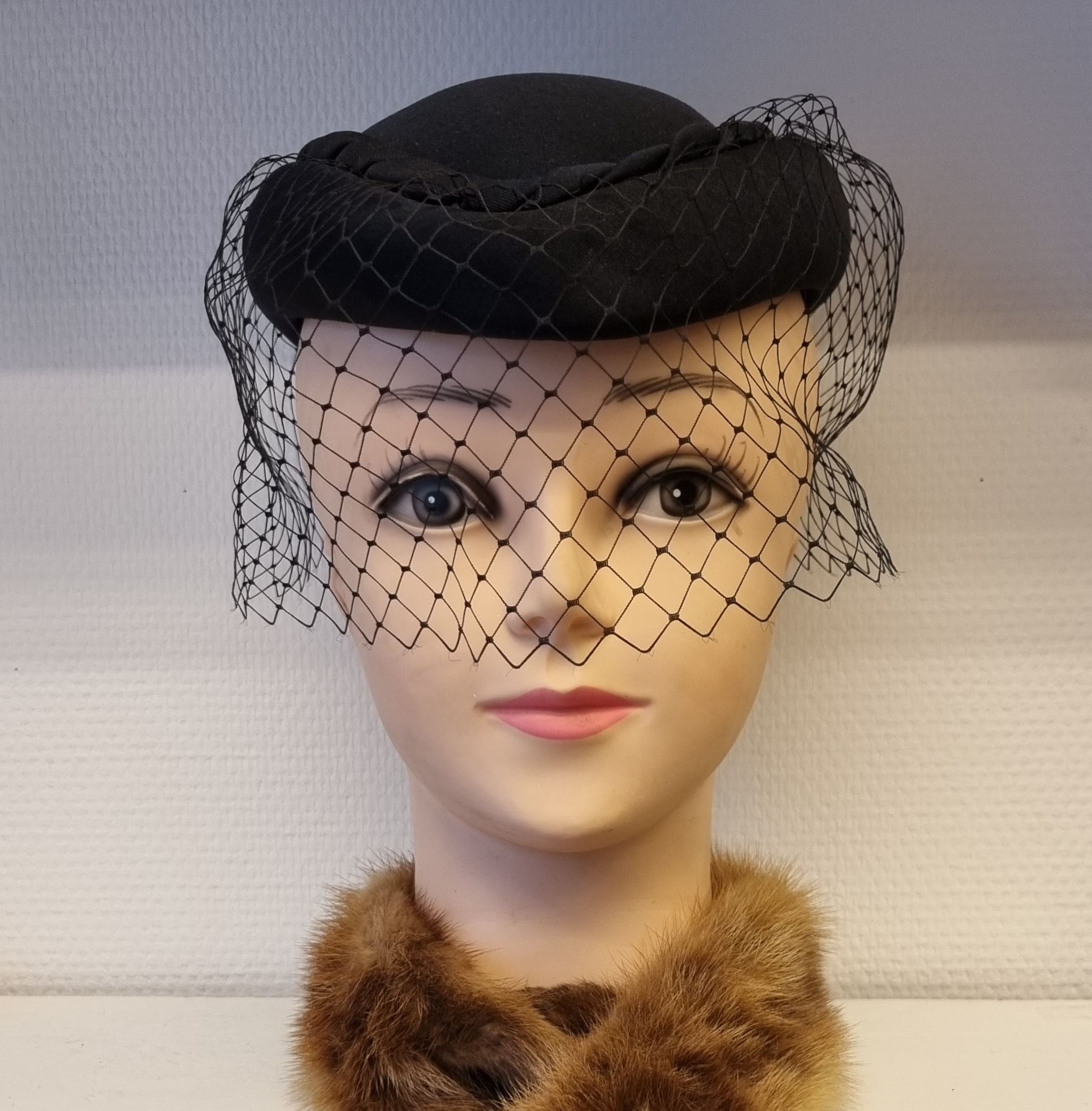 Elegant hat med slør