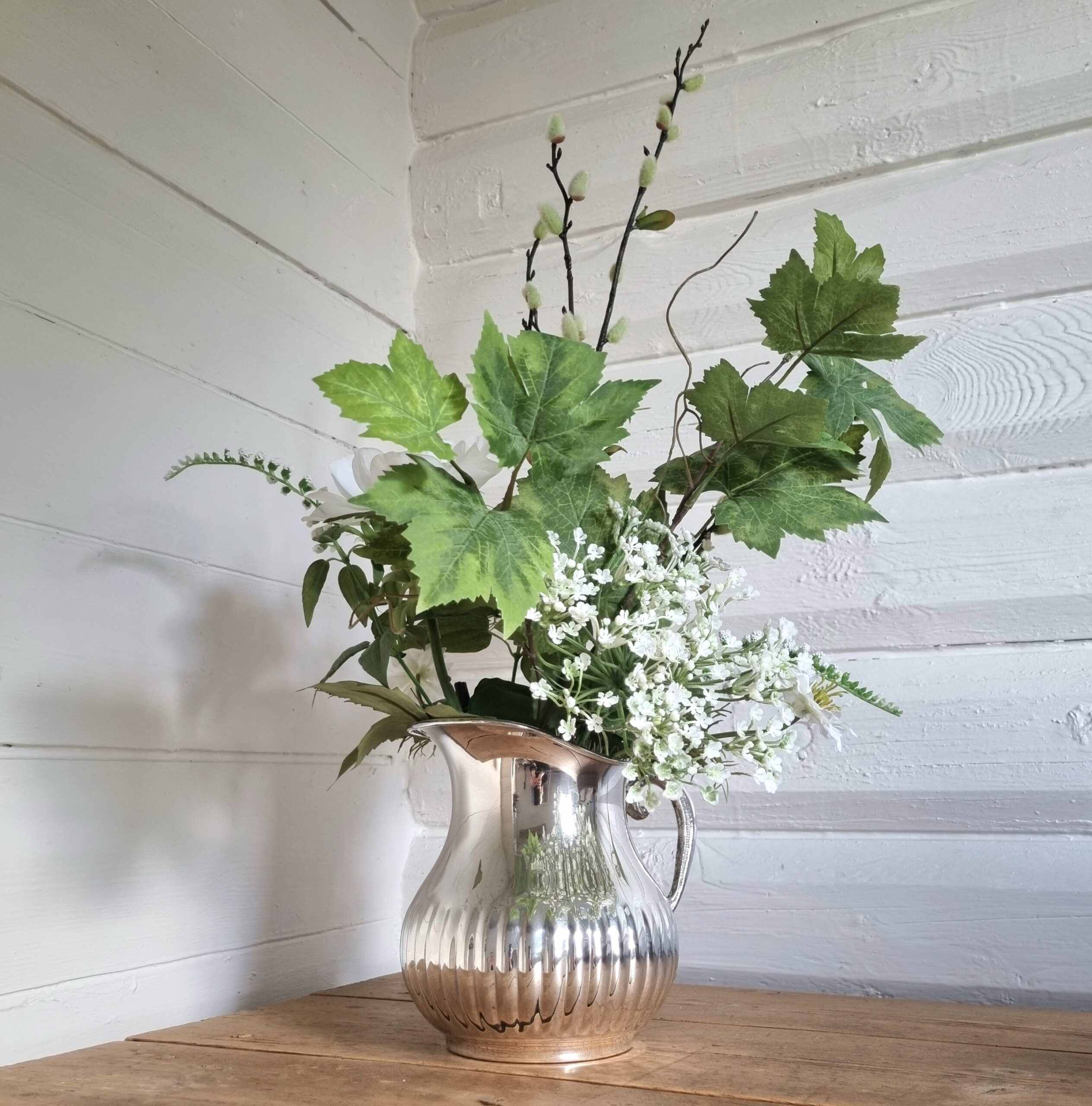 Romantisk sølvplet kande i sød facon