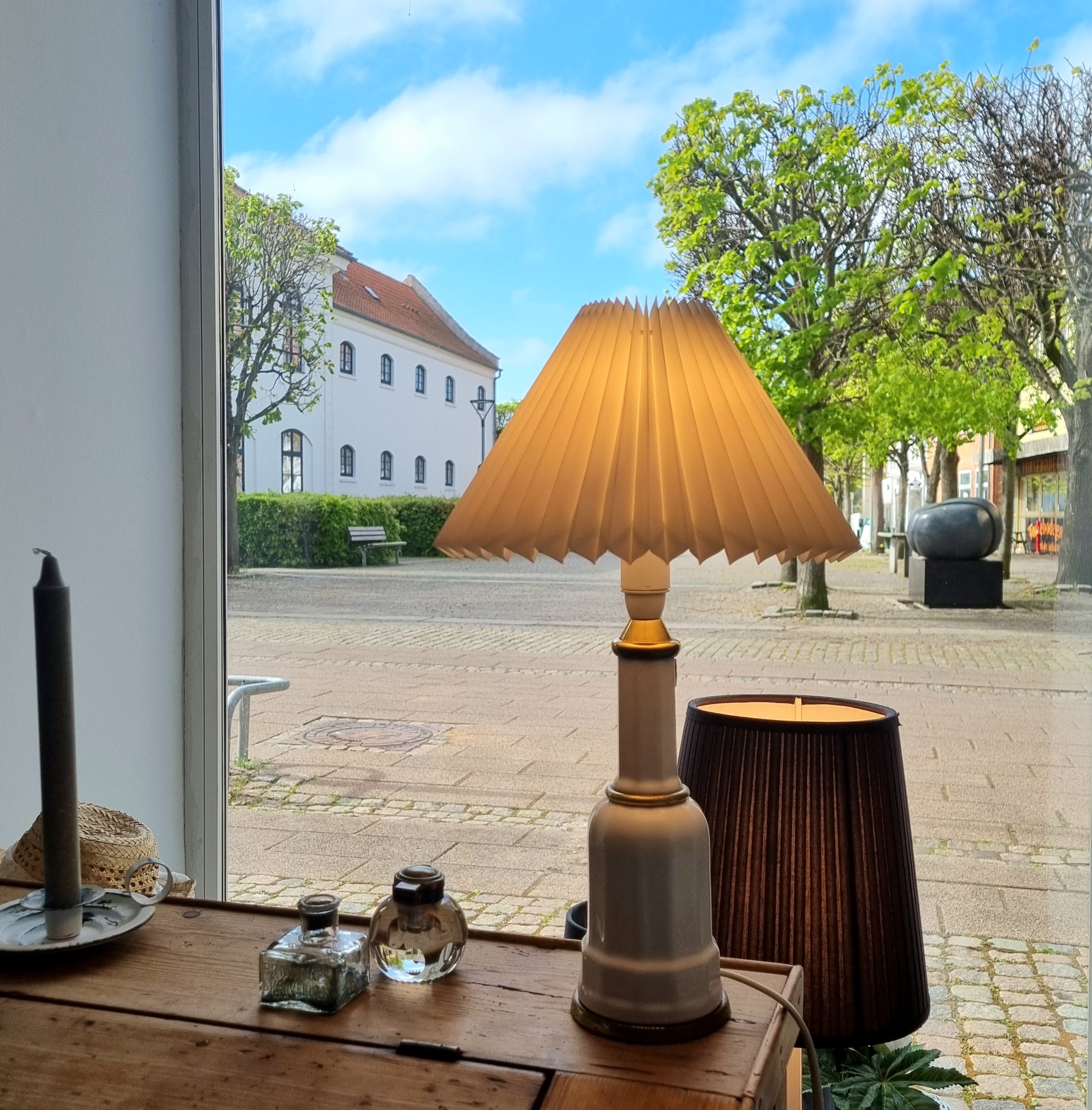 Smuk hvid Heiberg bordlampe med skærm