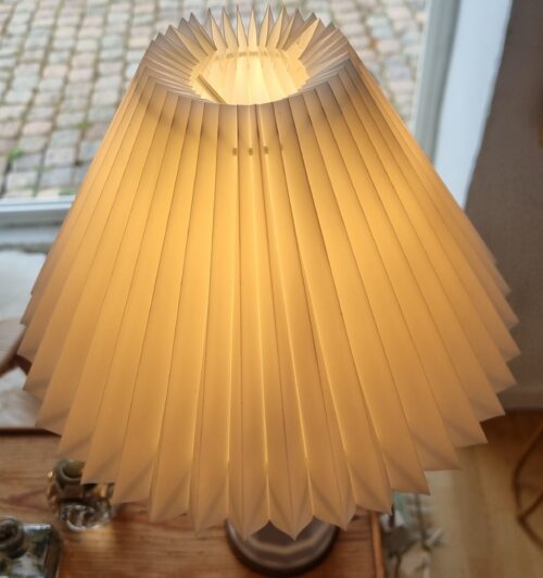 Smuk hvid Heiberg bordlampe